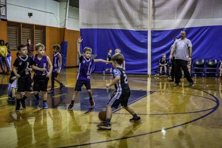 Jóvenes jugando baloncesto en la cancha