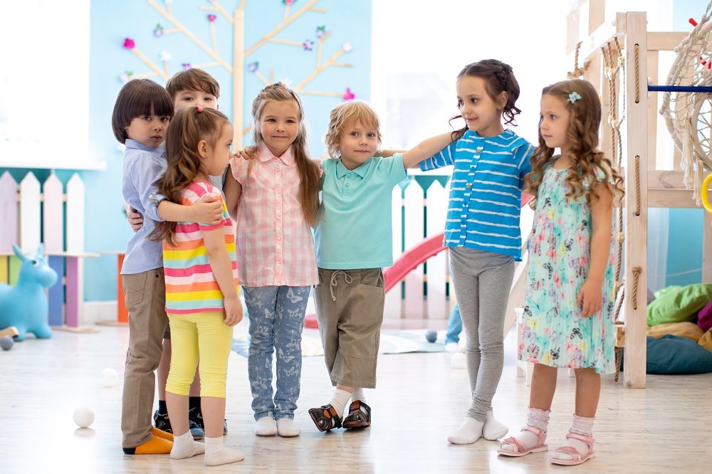 Niños del centro preescolar Y Kids en su salón